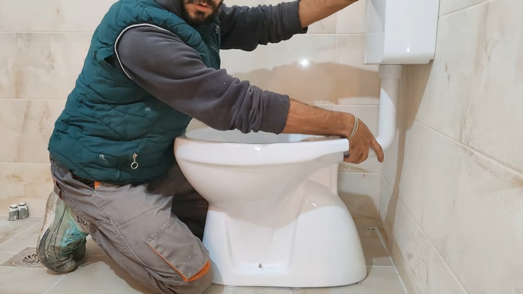 Montiranje cevi na WC šolju