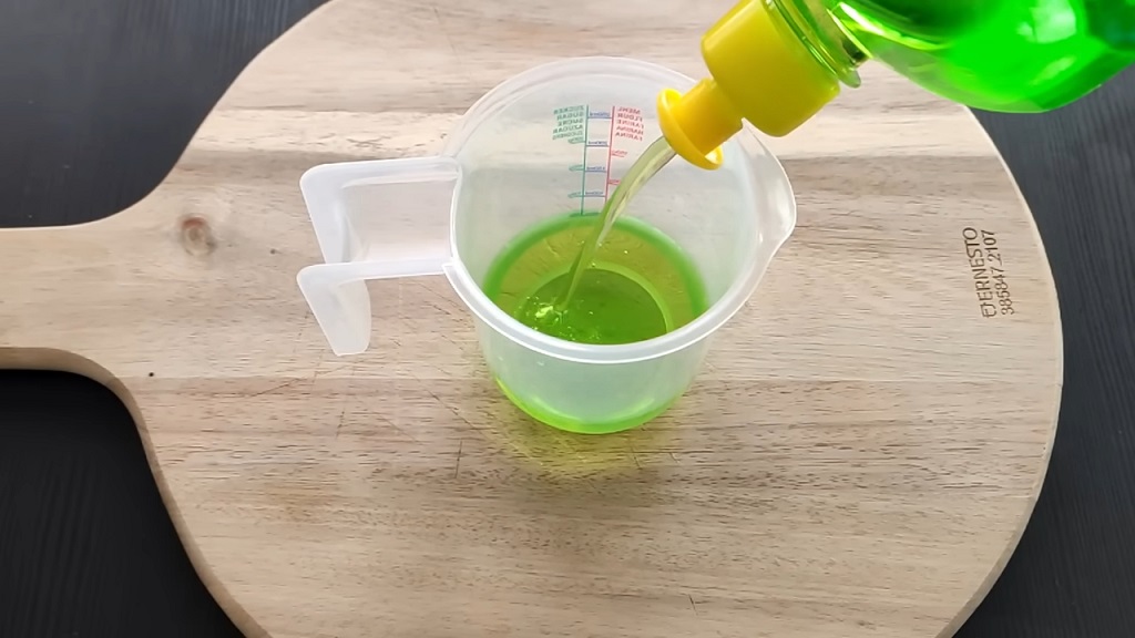 Deterdžent za pranje sudova može da posluži za otpušavanje sudopere