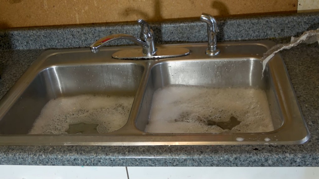 Začepljen odvod u sudoperi