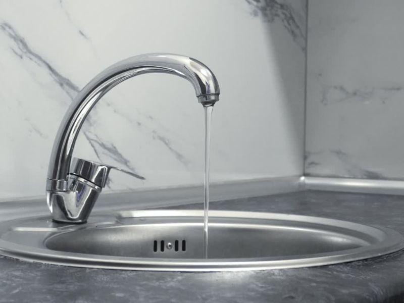 prikaz sudopere i slavine iz koje teče voda