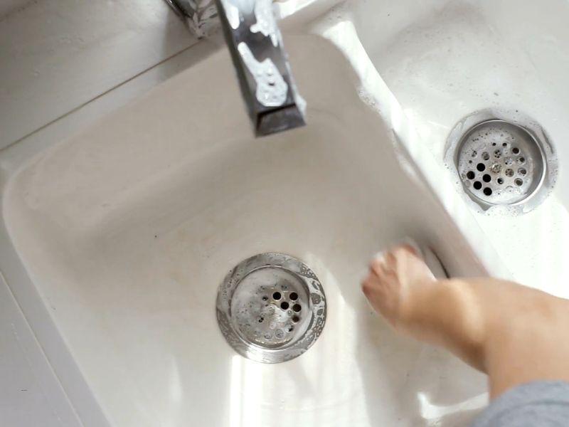 Smrad iz sudopere? Saveti za uklanjanje neprijatnih mirisa i održavanje svežine