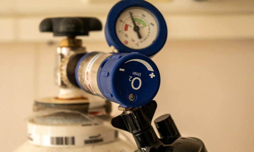 Slab pritisak vode najčešće nastaje zbog curenja cevi, začepljenja filtera ili niskog pritiska u gradskoj mreži