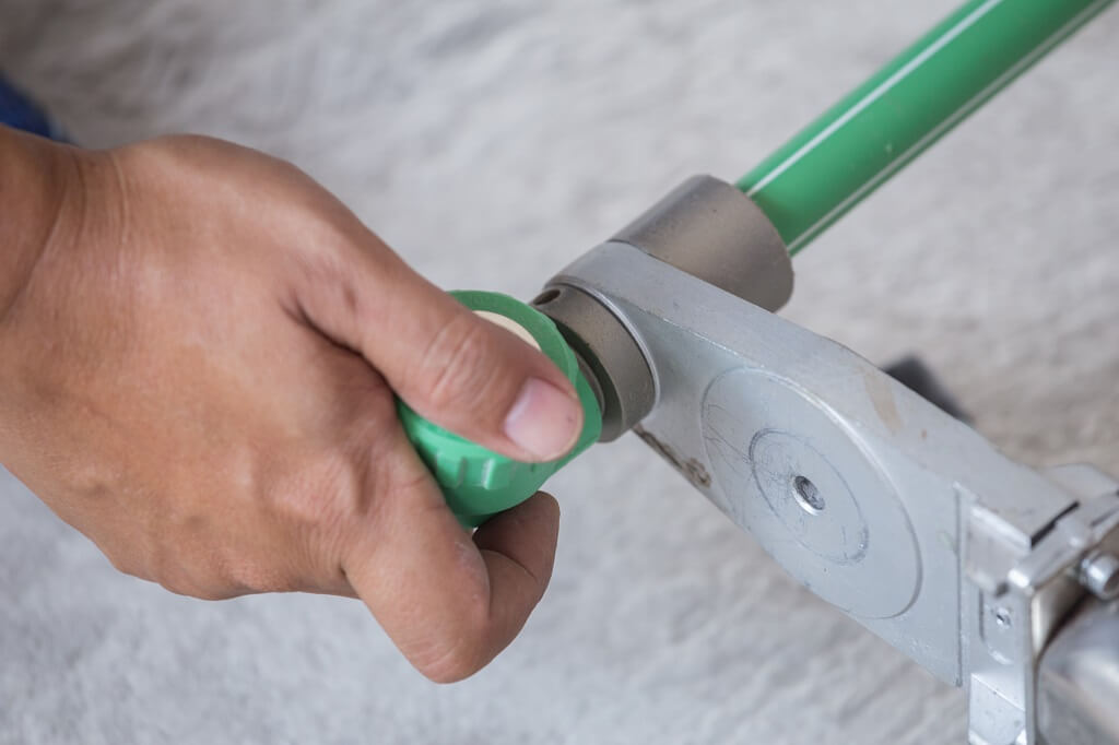 Spajanje PPR cevi pomoću alata za varenje u vodovodnoj instalaciji